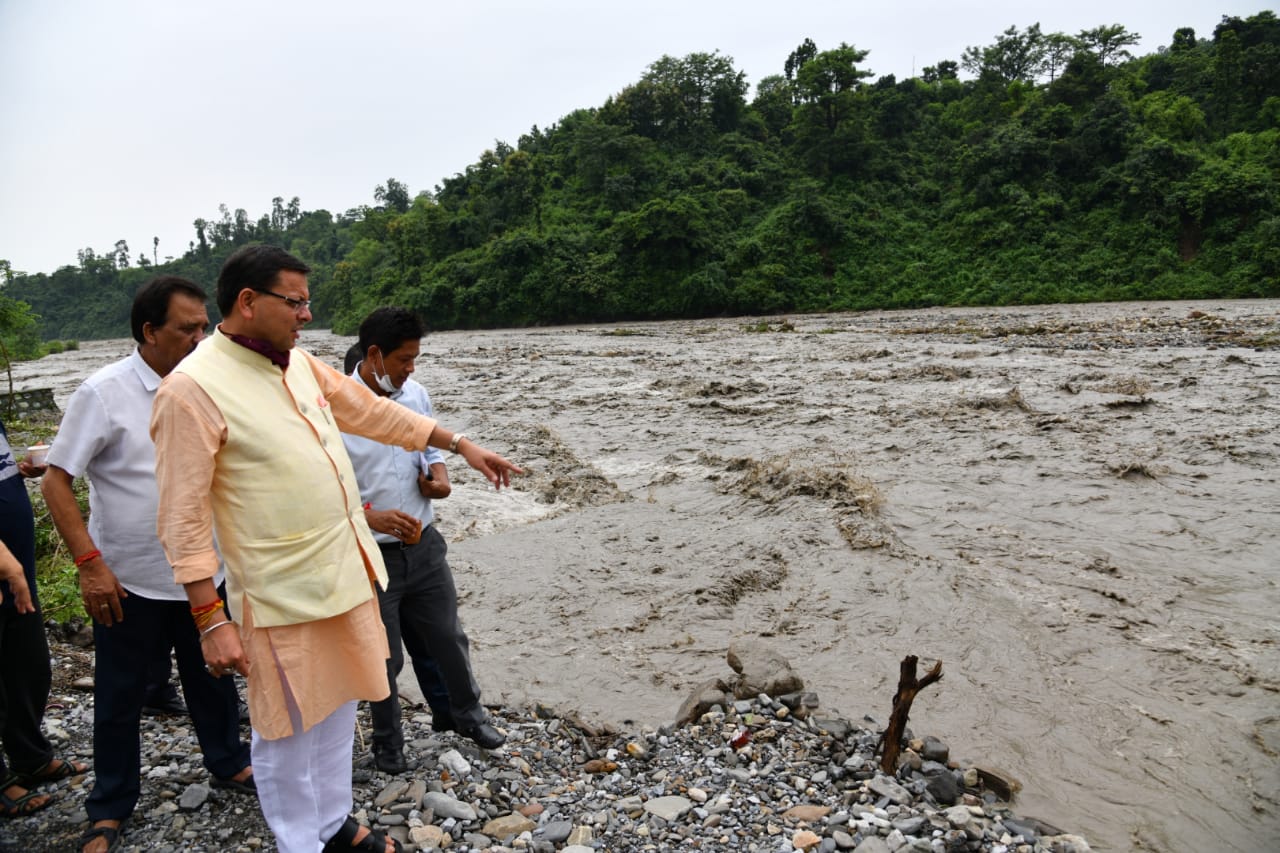 मुख्यमंत्री श्री पुष्कर सिंह धामी ने भारी बारिश के कारण नदी में अधिक पानी आ जाने से क्षतिग्रस्त सहस्त्रधारा-मालदेवता मार्ग का स्थलीय निरीक्षण