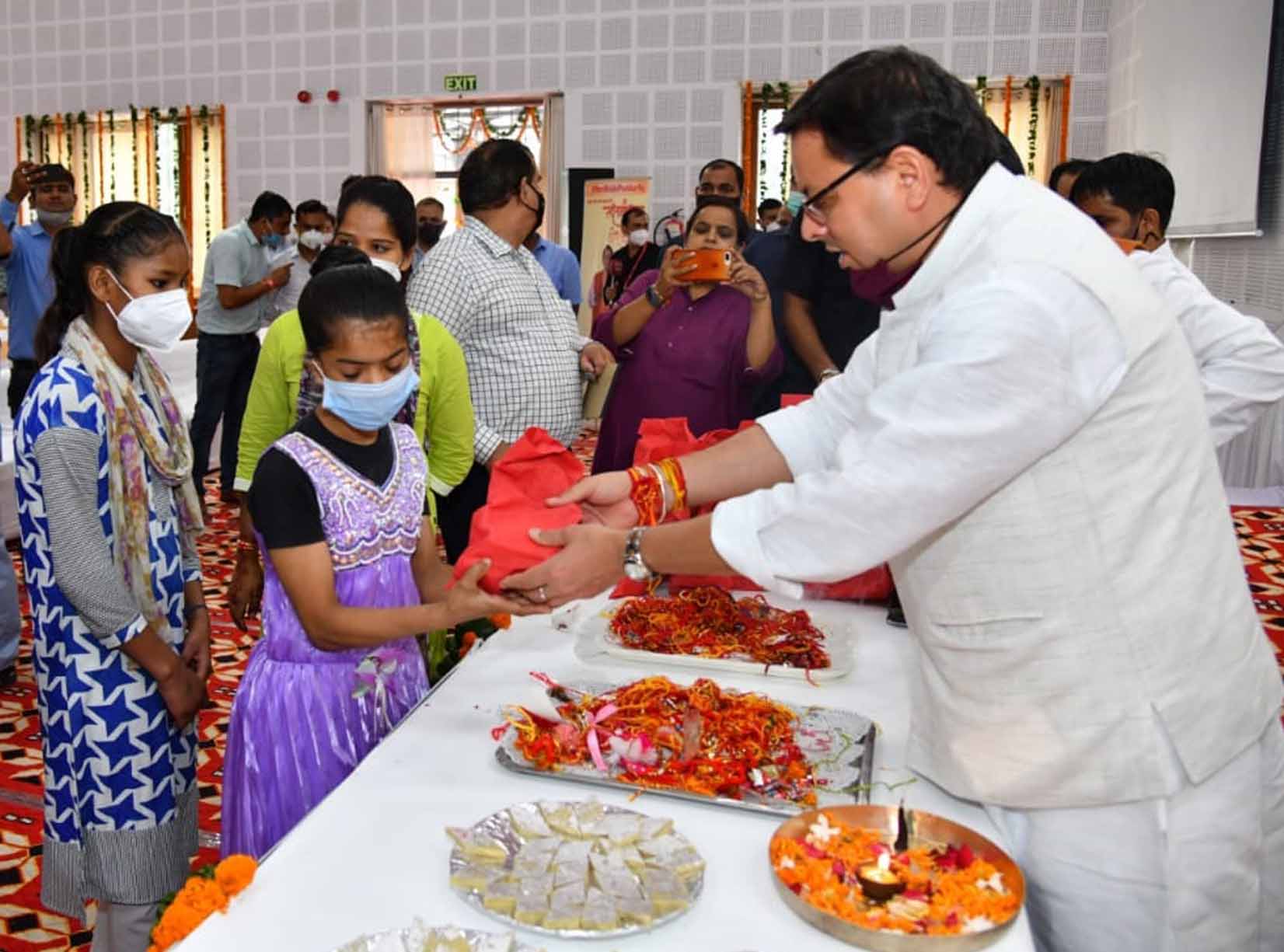 मुख्यमंत्री श्री पुष्कर सिंह धामी ने रक्षाबंधन के अवसर बालिकाओं और अन्य माताओं, बहनों से राखी बंधवाई