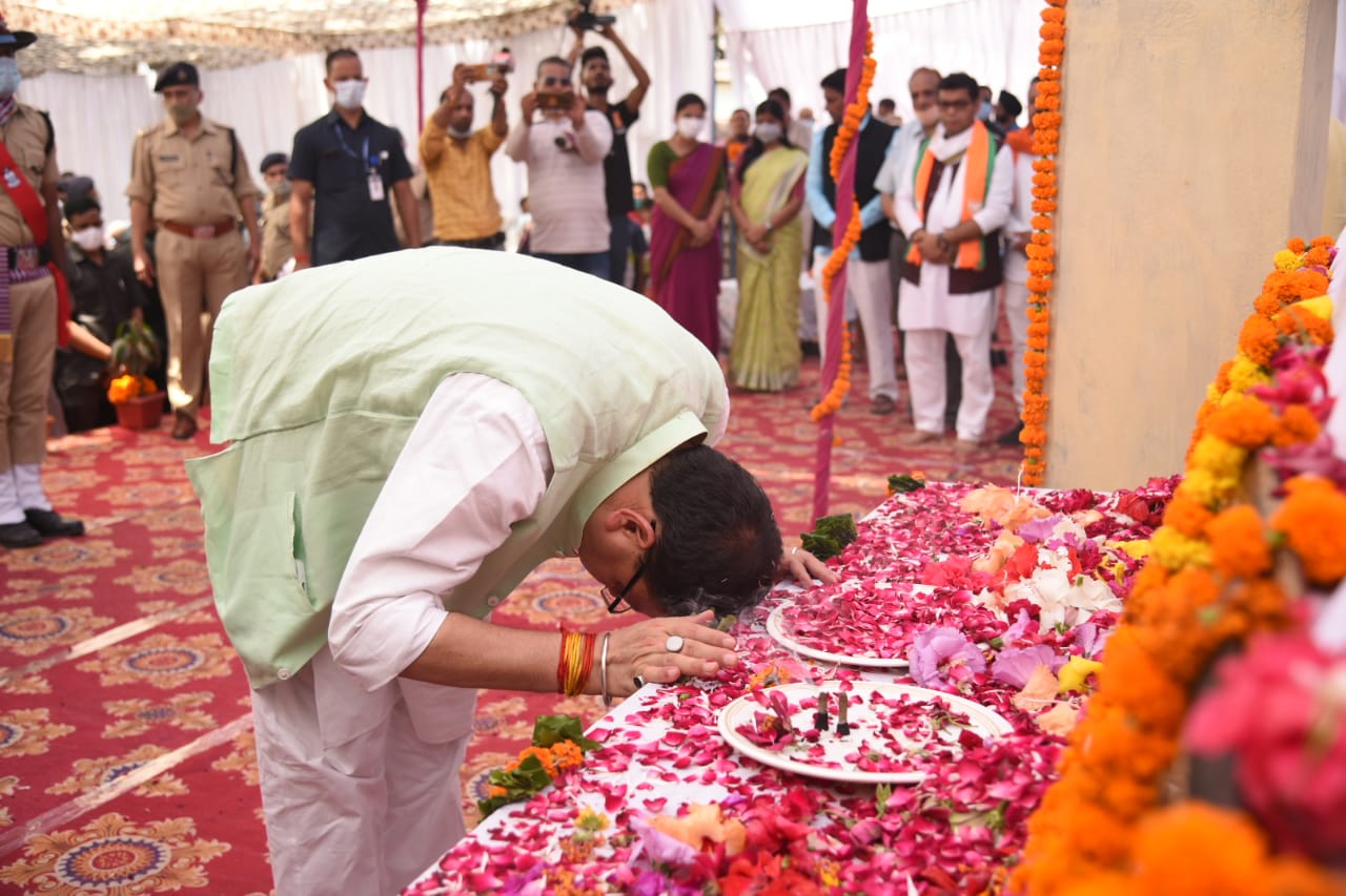 मुख्यमंत्री श्री पुष्कर सिंह धामी ने खटीमा में शहीद स्मारक पर राज्य आंदोलनकारियों को श्रद्धांजलि दी।