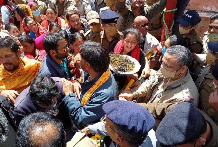 यात्रा शुरू करने की मांग लेकर हक-हकूकधारियों ने किया बदरीनाथ कूच