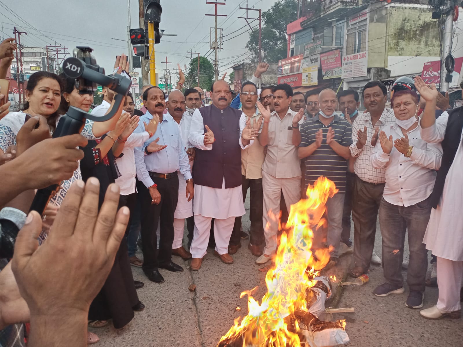 पेट्रोल, डीजल एवं रसोई गैस की कीमतों वृद्धि के विरोध में विधानसभा में विरोध प्रदर्षन किया