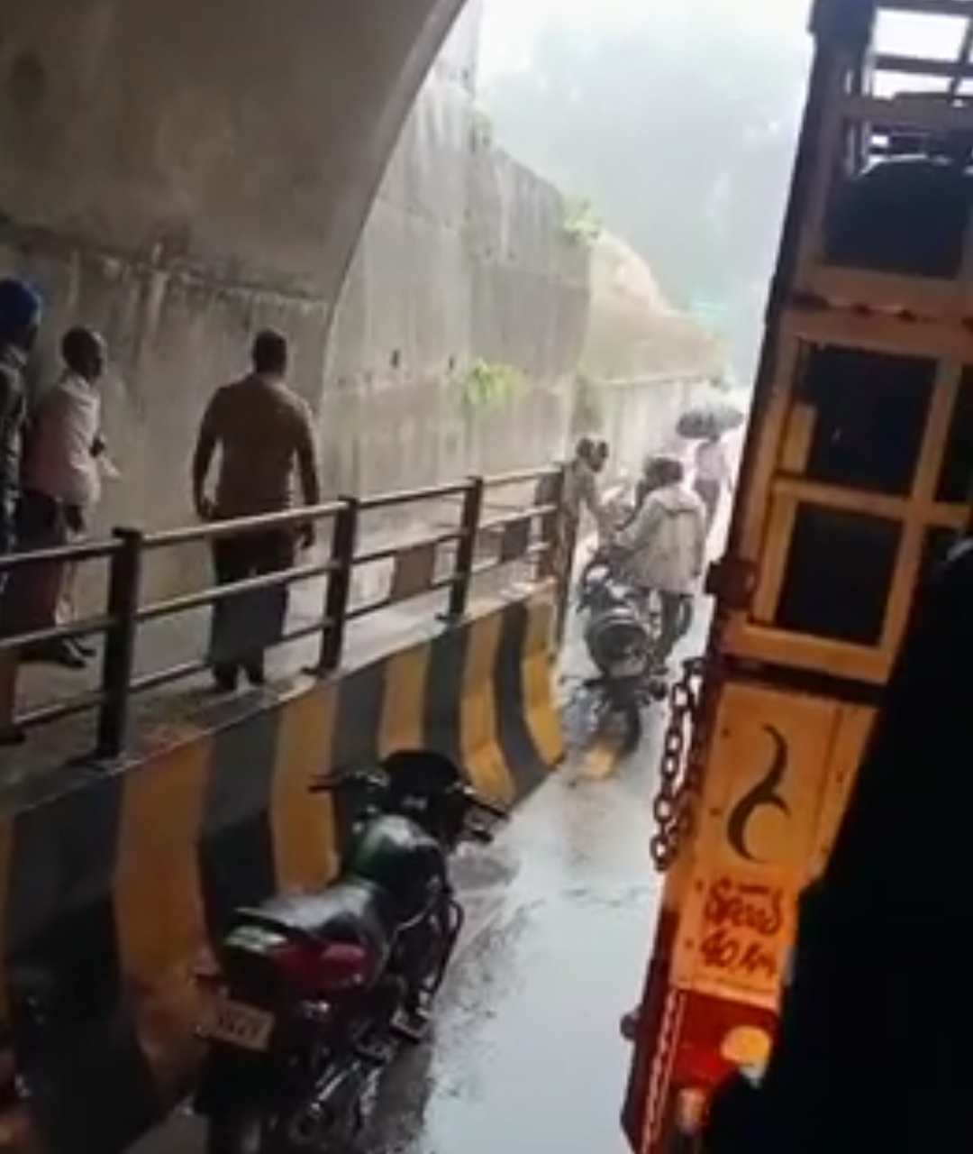 डाट काली मंदिर टनल के बाहर हो गया भूस्खलन, मलबा दो बाइक सवारों के ऊपर गिर गया