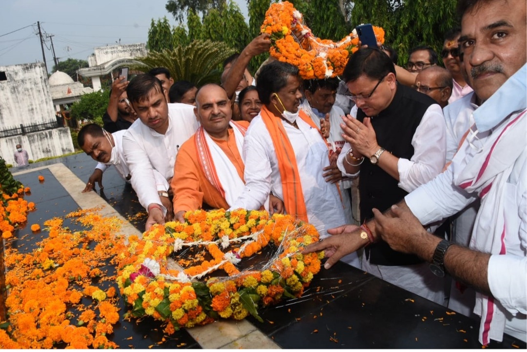 मुख्यमंत्री श्री पुष्कर सिंह धामी ने शहीद स्मारक पर राज्य आंदोलनकारी शहीदों की पुण्य स्मृति पर अर्पित की श्रद्धांजलि।