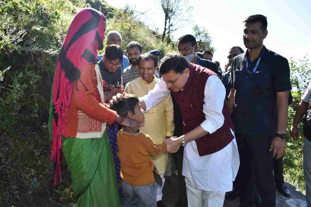 चमोली के आपदा प्रभावित लोगों से मिले सीएम , दिया मदद का भरोसा