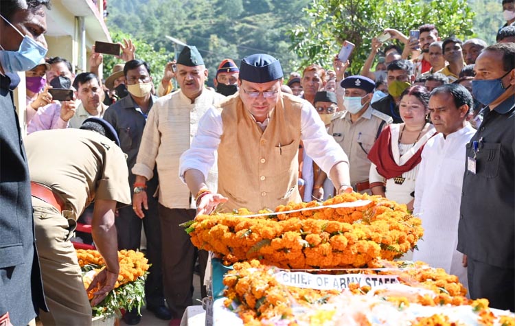 धामी पहुंचें शहीद के गांव, कहा कि शहीद के परिवार को देंगे हर संभव मदद