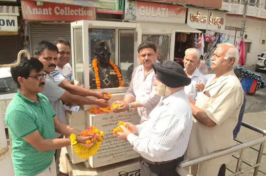 नेताजी की प्रतिमा पर माल्यार्पण किया