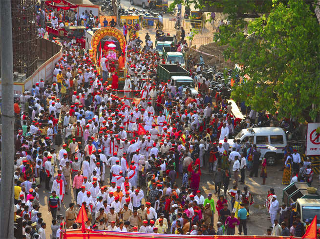 हरिद्वार में धूमधाम से निकाली रामायण शोभायात्रा