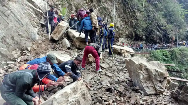 Char Dham Yatra 2022: सड़क धंसने से यमुनोत्री हाईवे फिर बंद, 3000 तीर्थयात्री फंसे; हार्ट अटैक से 6 की मौत