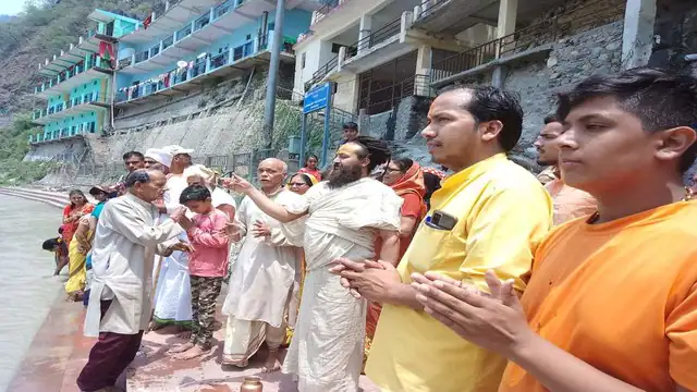 गंगा दशहरा पर की लोगों ने मां की पूजा और आरती