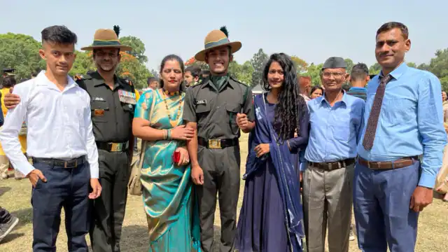 नायब सूबेदार पिता की कुमाऊं रेजिमेंट में अफसर बनेगा बेटा, परेड की संभाली कमान और मिला गोल्ड मेडल