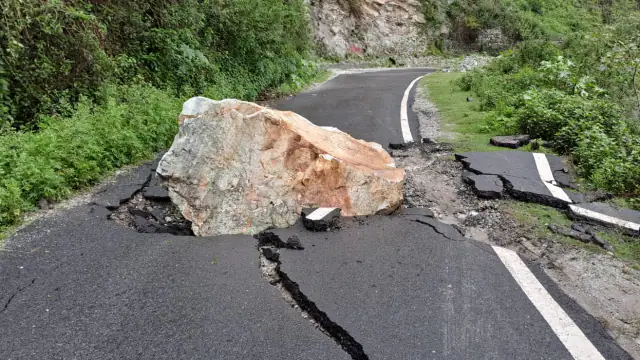 बारिश के बाद भूस्खलन से गंगोत्री हाईवे सहित कई सड़कें बंद, जगह-जगह यात्री फंसे-ट्रैफिक डायवर्ट