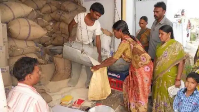 फ्री राशन मिलेगा या होगी कटौती? डीलरों तक सरकार पहुंचाएगी गेहूं-चावल