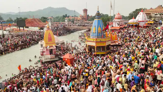 दिवाली पर हरकी पैड़ी पर पर्याप्त गंगा जल, श्रद्धालुओं की भीड़ से लौटी रौनक