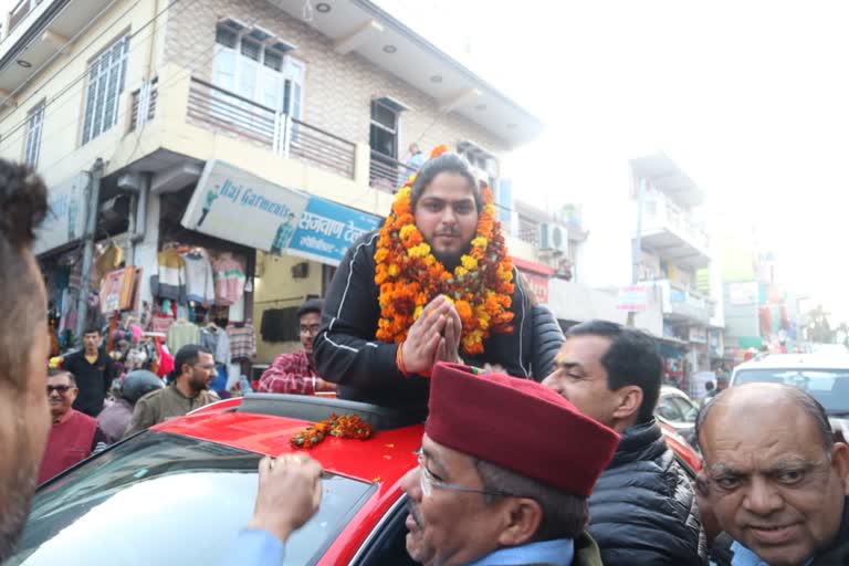 एशियन पावरलिफ्टिंग चैंपियनशिप के गोल्ड मेडल विजेता देवांश नौटियाल लौटे उत्तराखंड, लोगों ने किया भव्य स्वागत