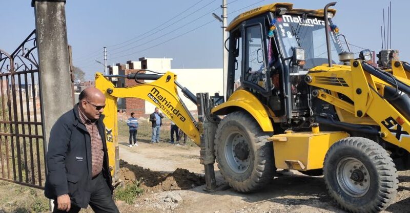 अवैध सम्पत्तियां सील करने के साथ अवैध निर्माण पर चला बुलडोजर