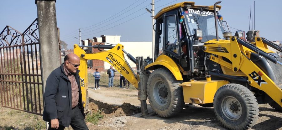 अवैध सम्पत्तियां सील करने के साथ अवैध निर्माण पर चला बुलडोजर