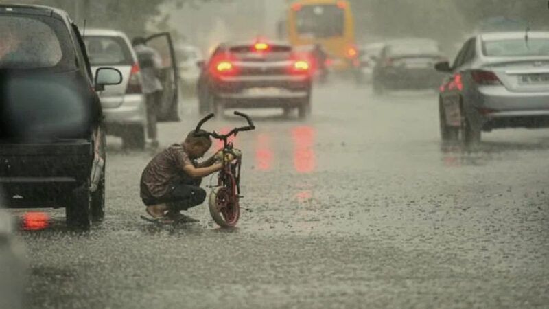 झमाझम बारिश ने फिर कराया ठंड का एहसास