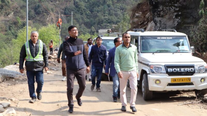 जिलाधिकारी रुद्रप्रयाग ने किया यात्रा मार्ग का स्थलीय निरीक्षण, अधिकारीयों को दिए अहंम निर्देश