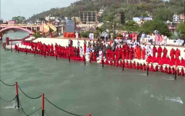 वैदिक परंपराओ के साथ शुरू हुआ बाबा रामदेव का युवा सन्यासी बनाने का कार्यक्रम