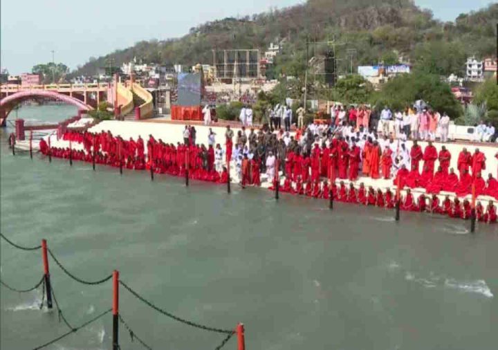 वैदिक परंपराओ के साथ शुरू हुआ बाबा रामदेव का युवा सन्यासी बनाने का कार्यक्रम