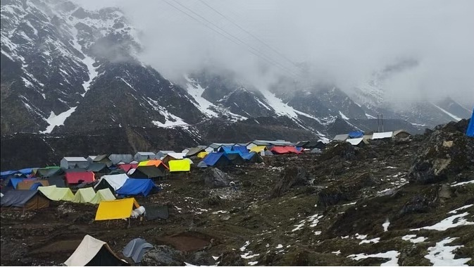 दोपहर बाद बदला मौसम,केदारनाथ व यमुनोत्री में बर्फबारी,निचले इलाकों में बारिश