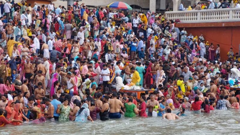 गंगा दशहरा पर श्रद्धालुओं ने लगाई अस्था की डूबकी