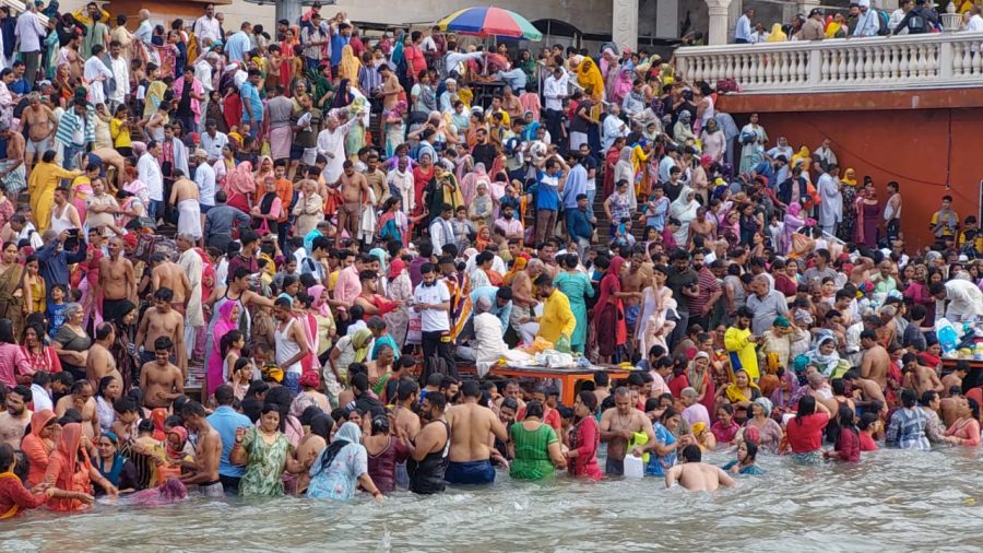 गंगा दशहरा पर श्रद्धालुओं ने लगाई अस्था की डूबकी