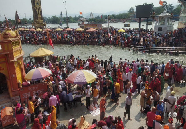 बुद्ध पूर्णिमा पर स्नान करने गंगा घाटों पर लगा लोगों का तांता