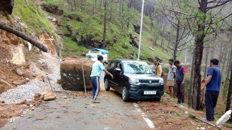 बारिश से बढ़ा नदियों का जलस्तर, सड़कों पर गिरे बोल्डर