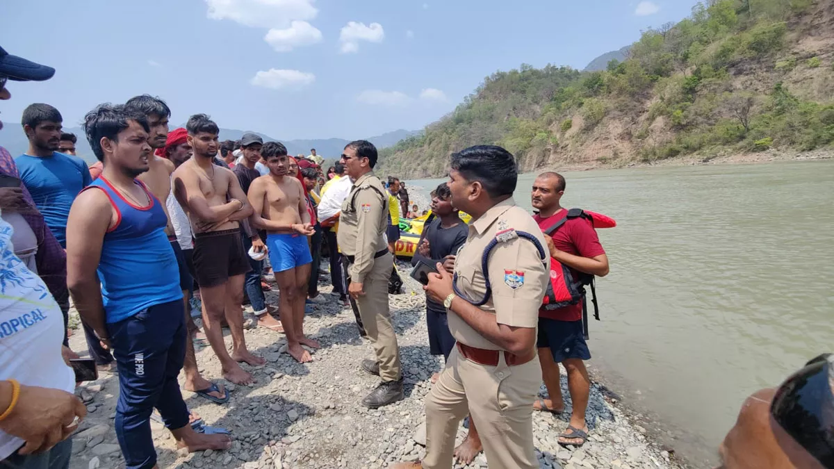 पर्यटक गंगा में डूबा तलाश जारी