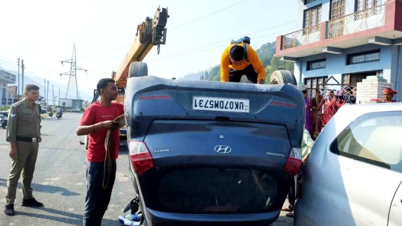 कंडीसौड़ के समीप कार सड़क पर पलटी,दो महिला डाक्टर सहित चार घायल