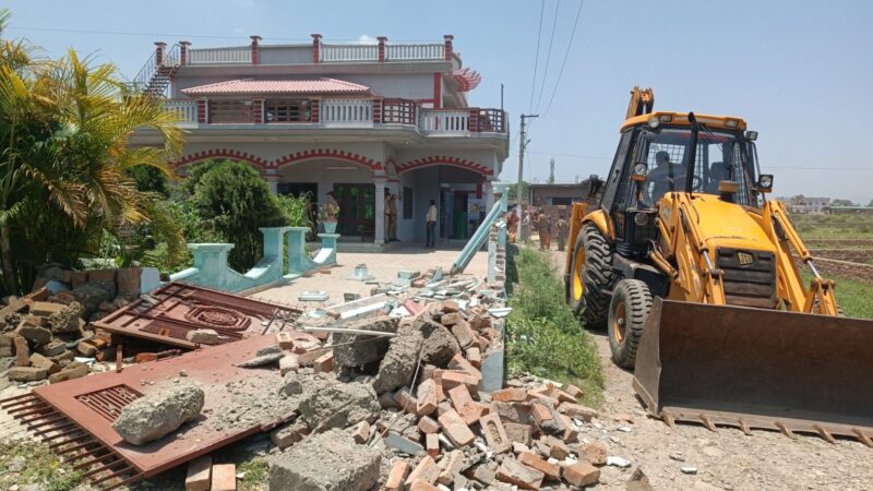 भू-माफिया अतीक अहमद के आवास पर चला बुलडोजर