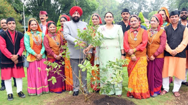 हरेला पर्व हमारी लोक संस्कृति, प्रकृति और पर्यावरण के साथ जुड़ाव का प्रतीक: राज्यपाल