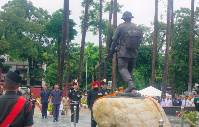 कारगिल विजय दिवस पर राज्यपाल ने दी शहीदों को श्रद्धांजलि