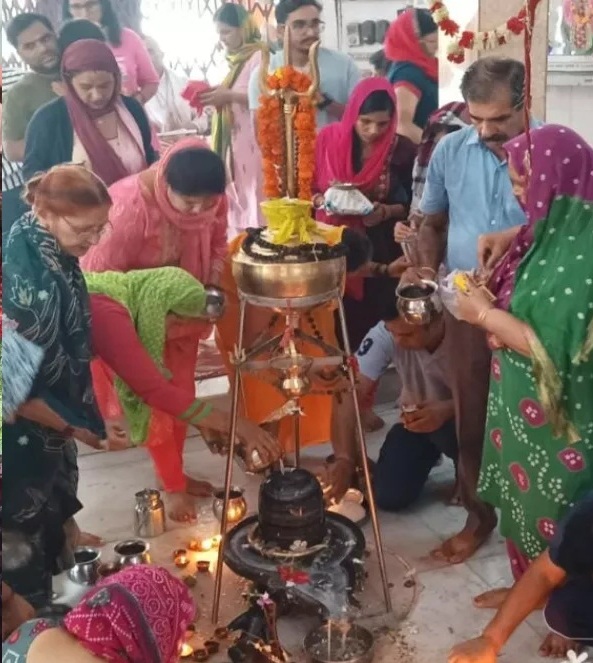 सावन के चौथे सोमवार को शिव मंदिरों में उमड़ी श्रद्धालुओं की भीड़