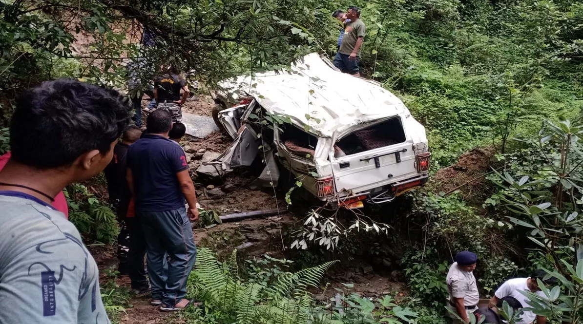 बोलेरो दुर्घटनागस्त होने से तीन की मौत,कई घायल