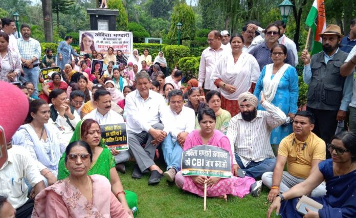 अंकिता हत्याकांडः भारी बारिश में धरने पर बैठे पूर्व सीएम हरीश रावत