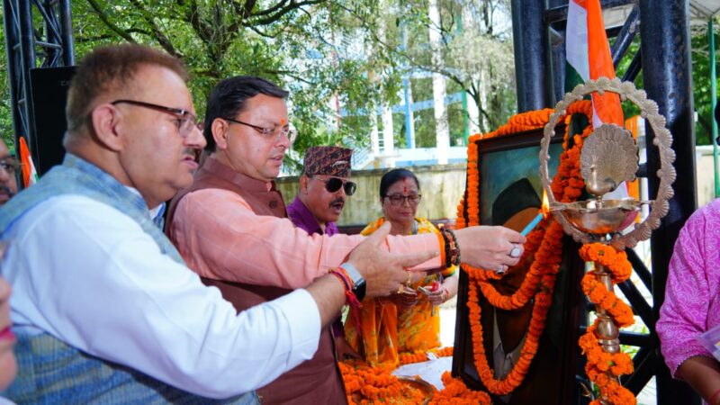 सीएम धामी ने शहीद मेजर दुर्गा मल्ल की प्रतिमा पर पुष्प अर्पित कर दी श्रद्धांजलि