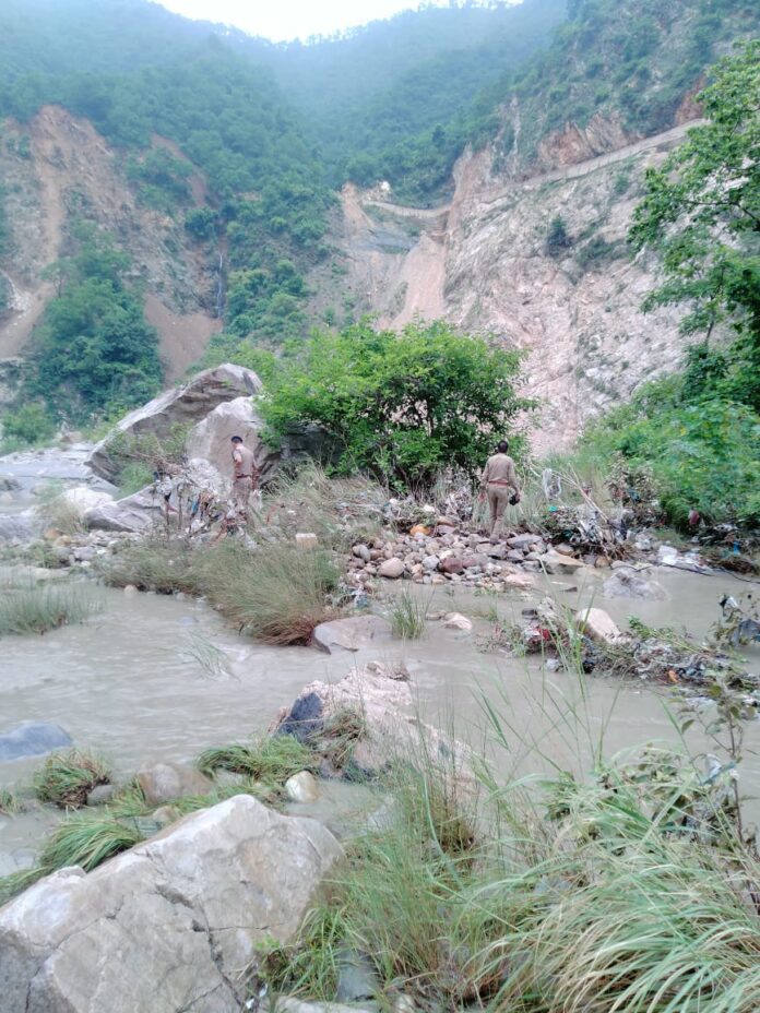 गौरीकुंड हादसा: तीसरे दिन भी चला रेस्क्यू अभियान, लापता लोगों का अब तक सुराग नहीं