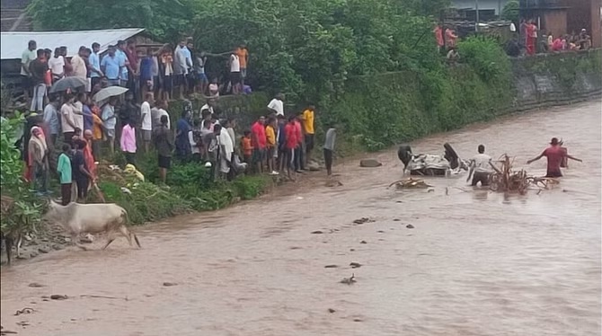 नदी में बही कार,चालक ने कूदकर बचाई जान