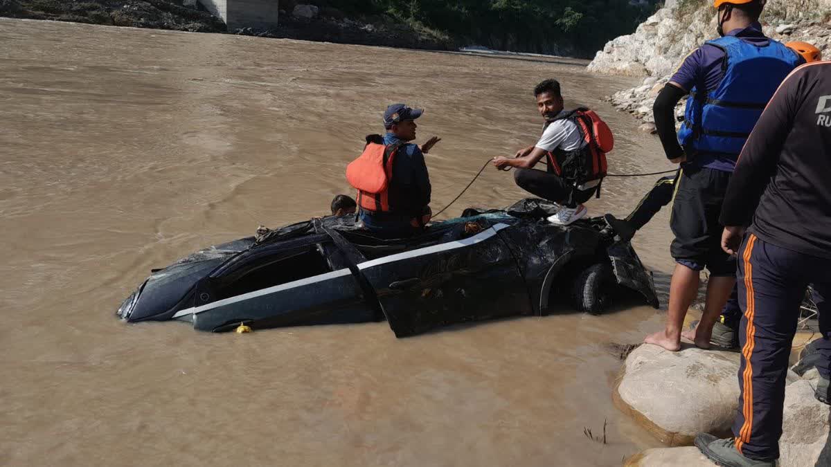 देर रात खाई में गिरी कार, एक घायल, दूसरा लापता