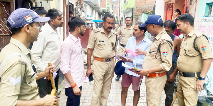 दंपति हत्याकांड के बाद पुलिस सतर्क, बाहरी लोगों का किया सत्यापन