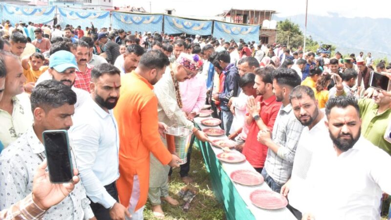 सतपाल महाराज ने किया दसऊ मंदिर में भण्डारे का आयोजन