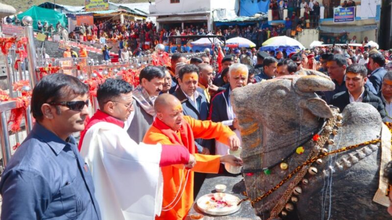 योगी आदित्यनाथ पहुचें केदारनाथ धाम, जय श्री राम के नारों से हुआ स्वागत