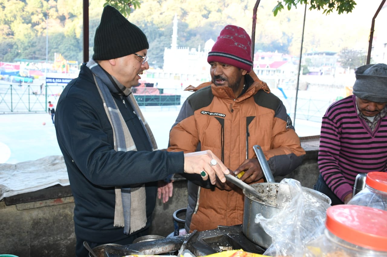 मॉर्निंग वॉक पर निकले सीएम धामी,चाय की चुस्कियों के साथ लोगों से लिया फीडबैक