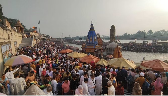 अमावस्या पर पितृ तर्पण के लिए श्रद्धालुओं की भीड़ उमड़ी