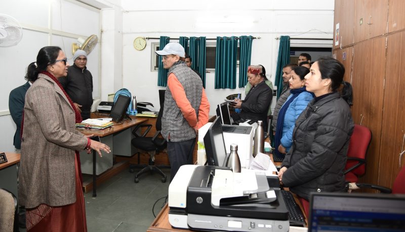 एसीएस राधा रतूड़ी ने सचिवालय स्थित मुख्यमंत्री अनुभागों का किया औचक निरीक्षण