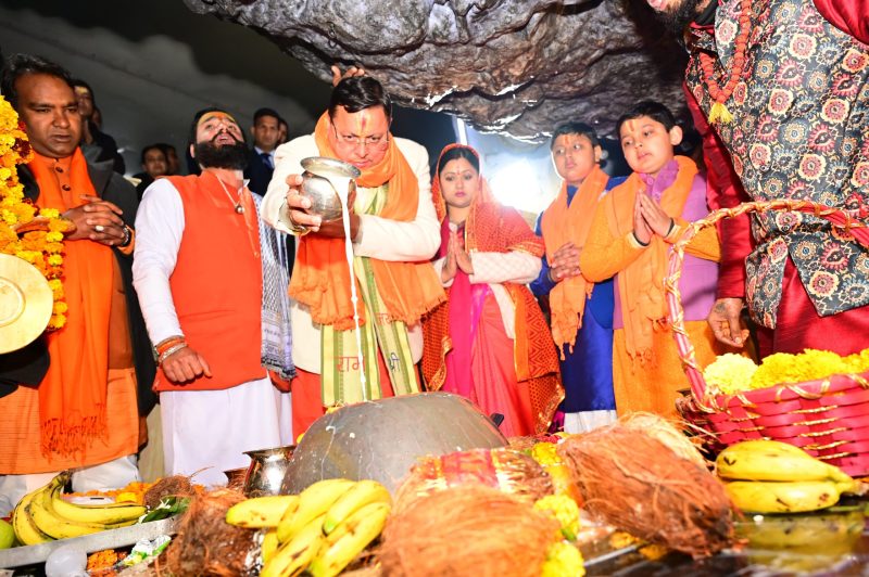 सीएम धामी ने की टपकेश्वर मंदिर में सपरिवार पूजा-अर्चना