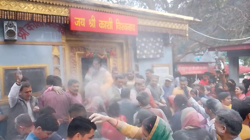 काशी विश्वनाथ मंदिर में भस्म की होली, भभूत लगाकर जमकर झूमे शिव भक्त