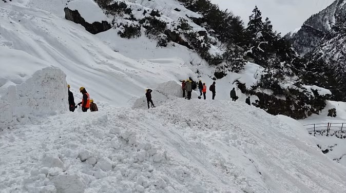 केदारनाथ पैदल मार्ग से बर्फ हटाने का काम शुरू